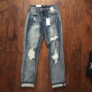 NWT MID RISE BOYFRIEND JEANS